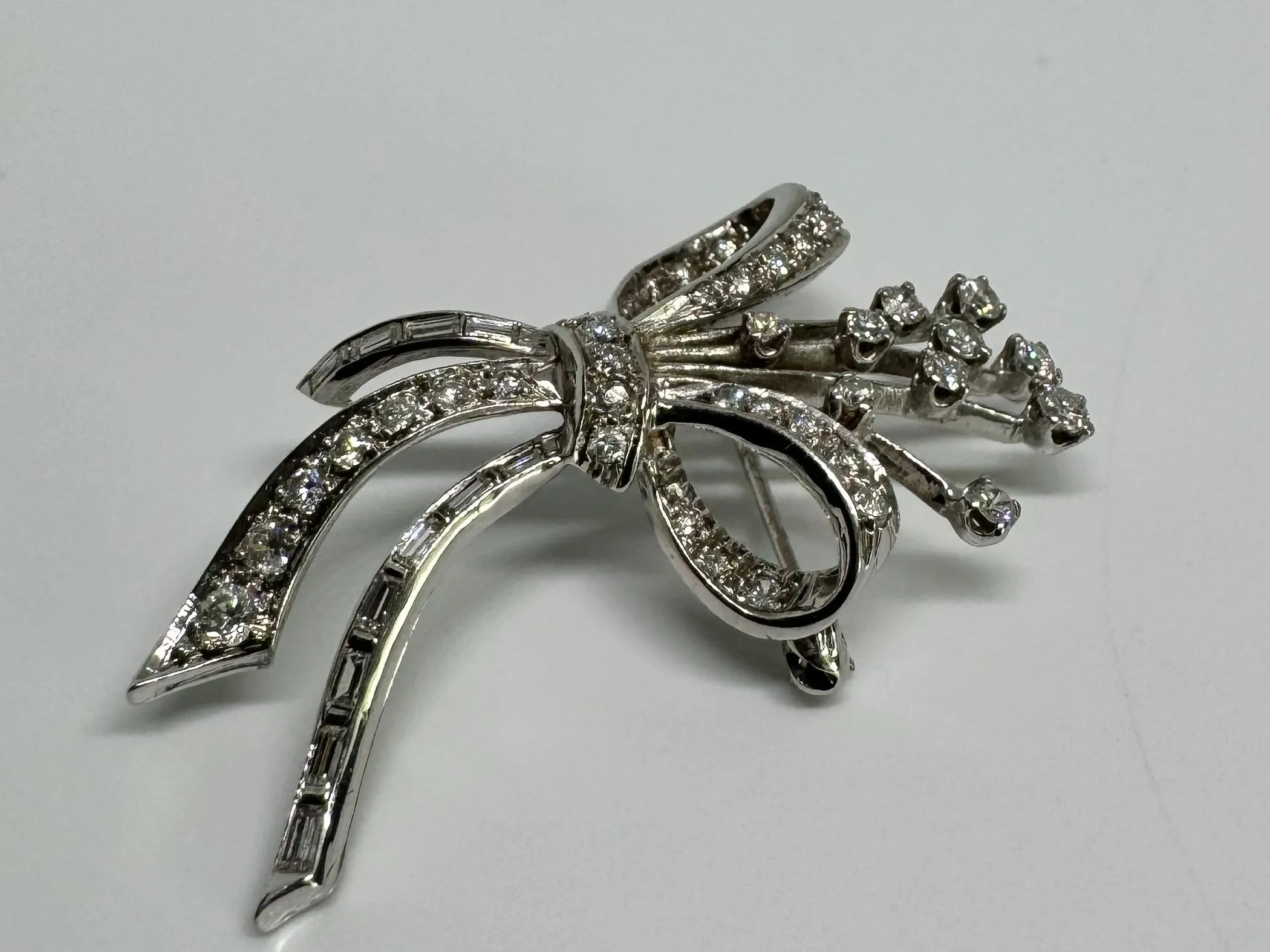 14K gold pin set with Diamonds