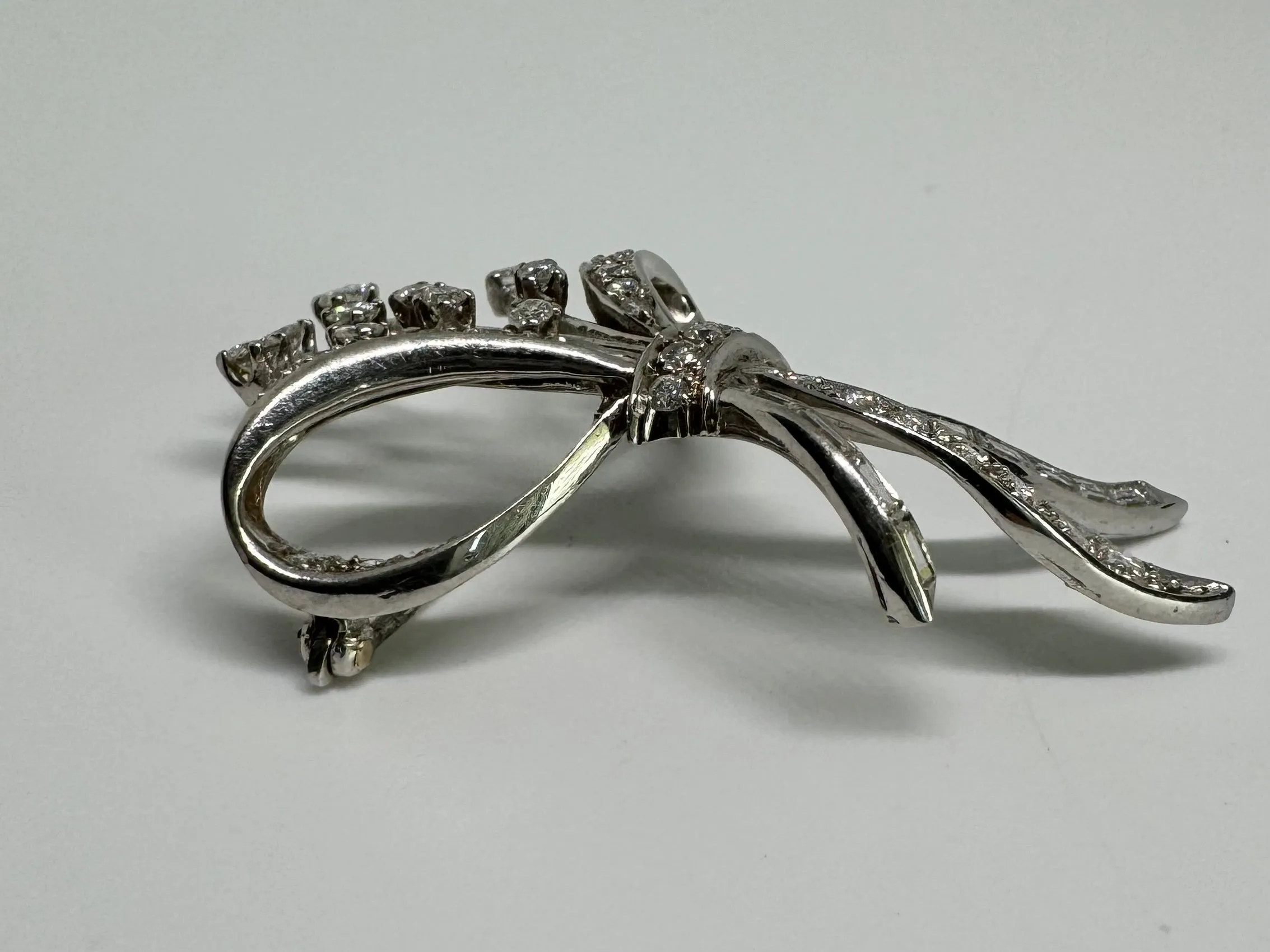 14K gold pin set with Diamonds
