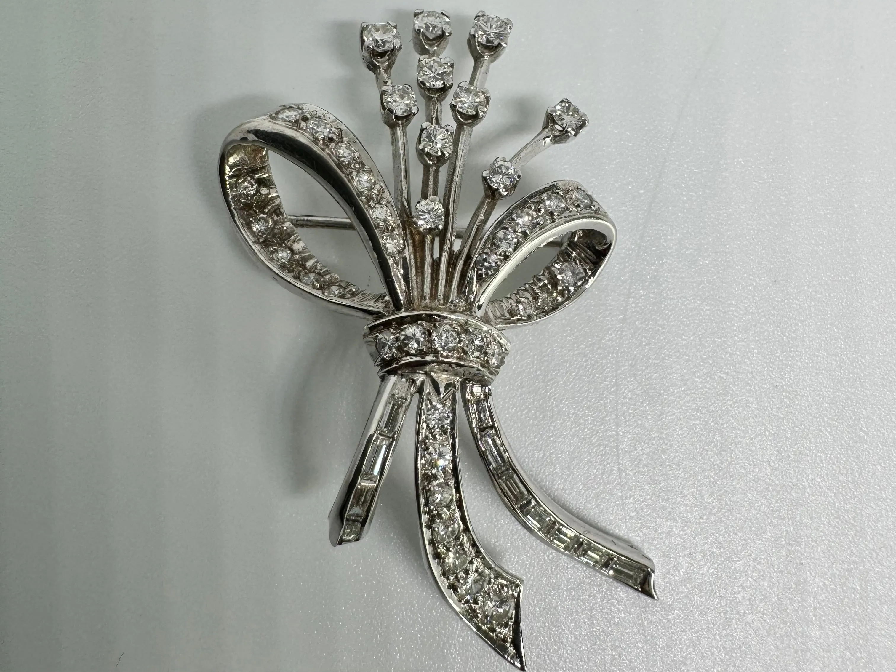 14K gold pin set with Diamonds