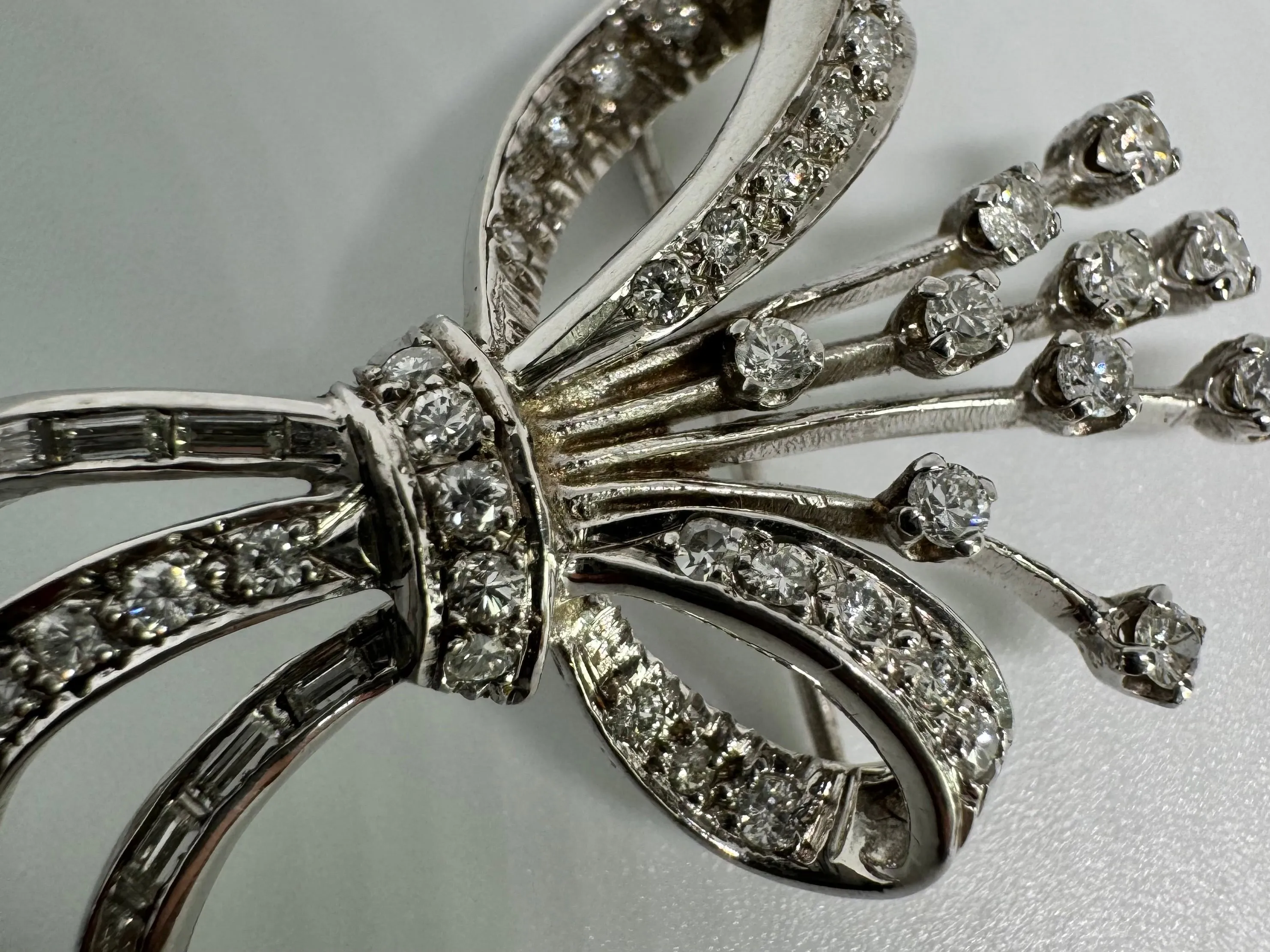 14K gold pin set with Diamonds