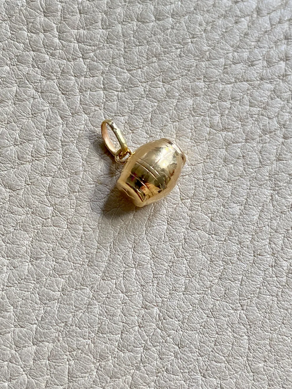 18k gold vintage charm or pendant - Barrel