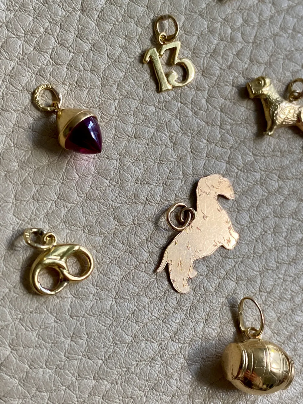 18k gold vintage charm or pendant - Barrel
