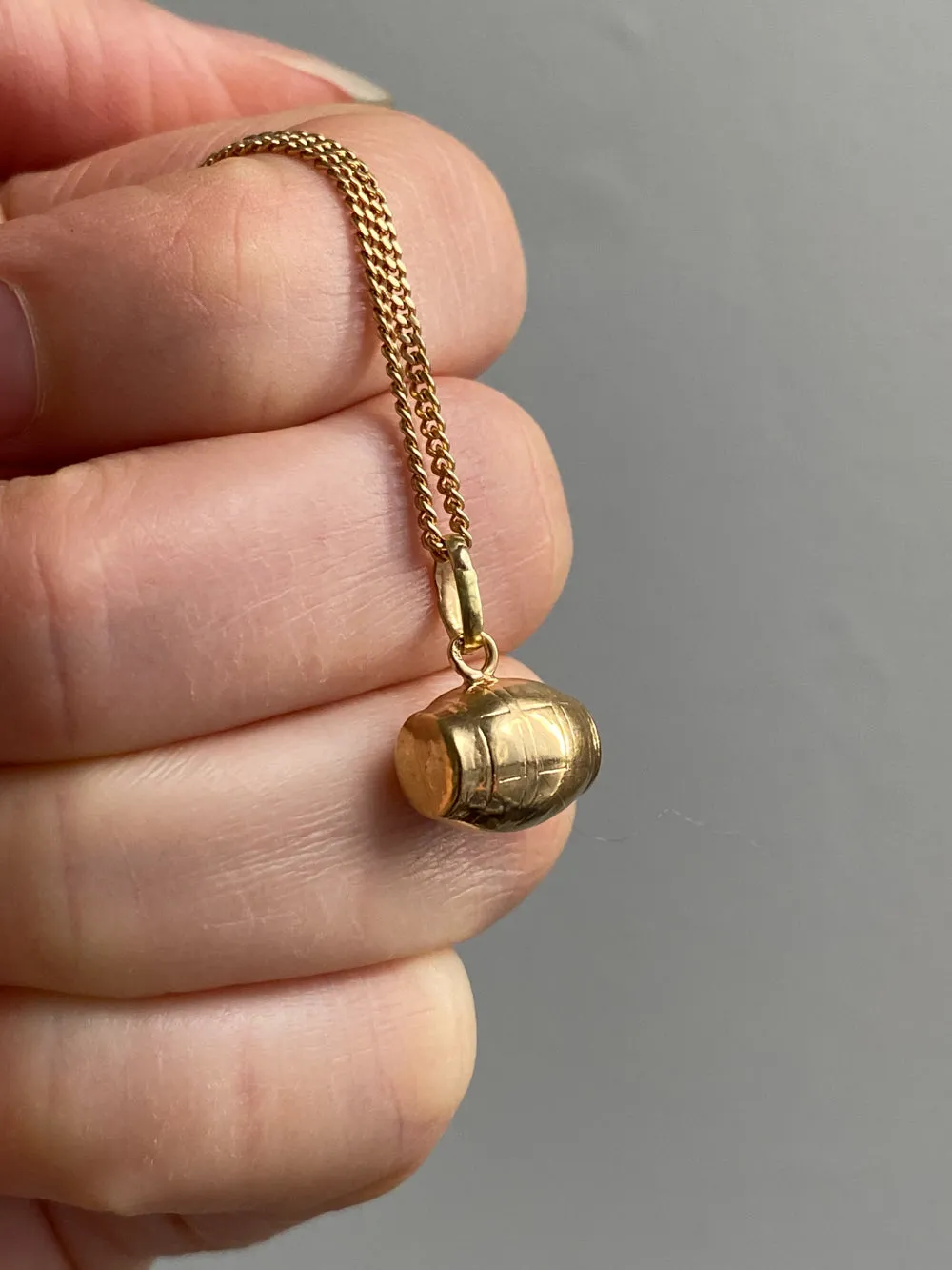 18k gold vintage charm or pendant - Barrel