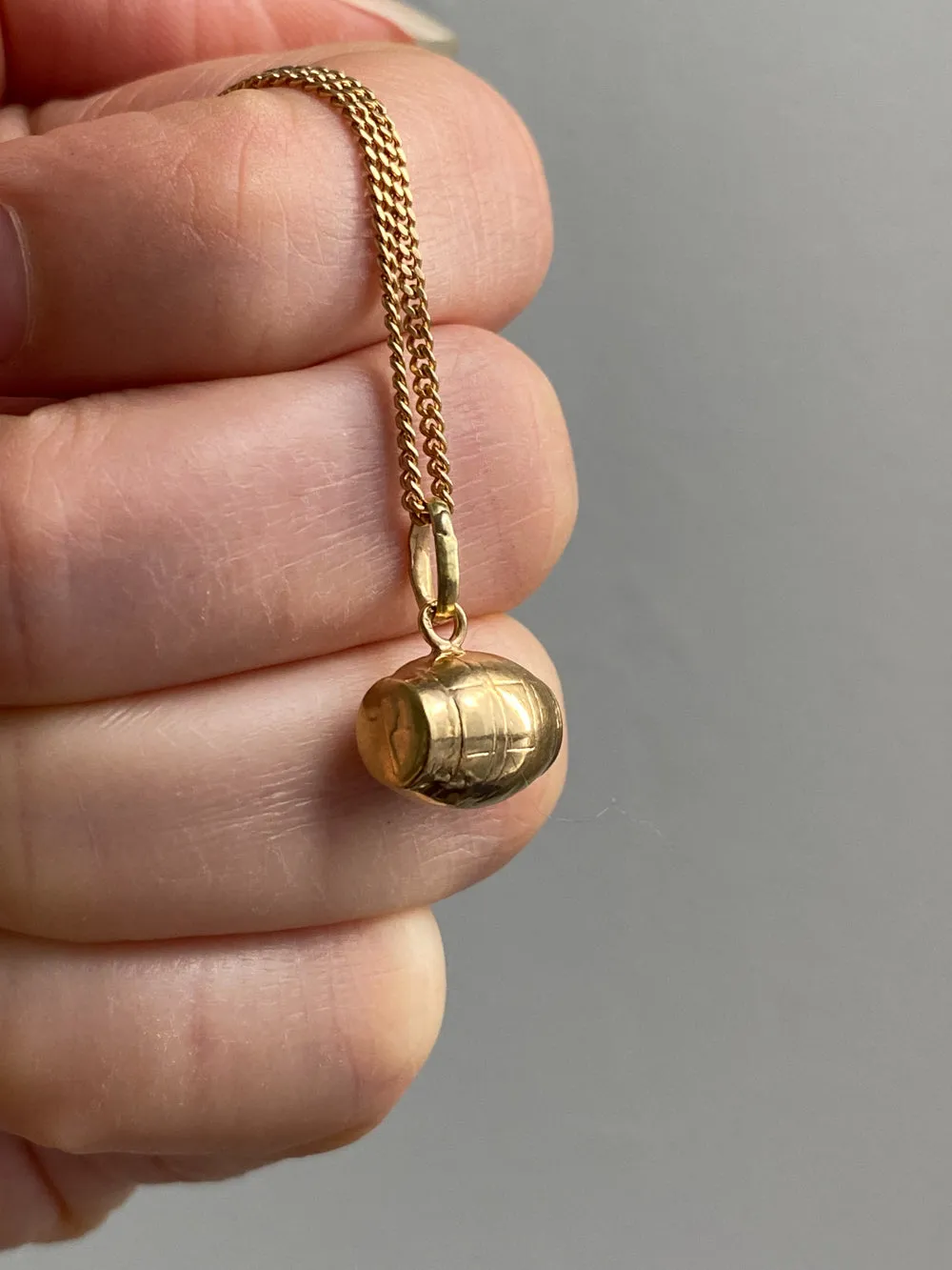 18k gold vintage charm or pendant - Barrel