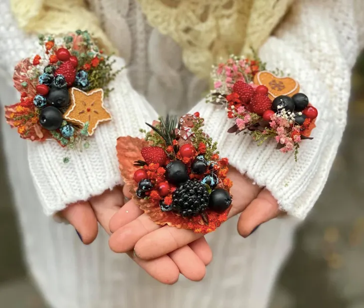 Christmas flower brooch Forest wedding brooch with berries Gingerbread brooch Woodland Bridal flower brooch Magaela accessories Coat brooch