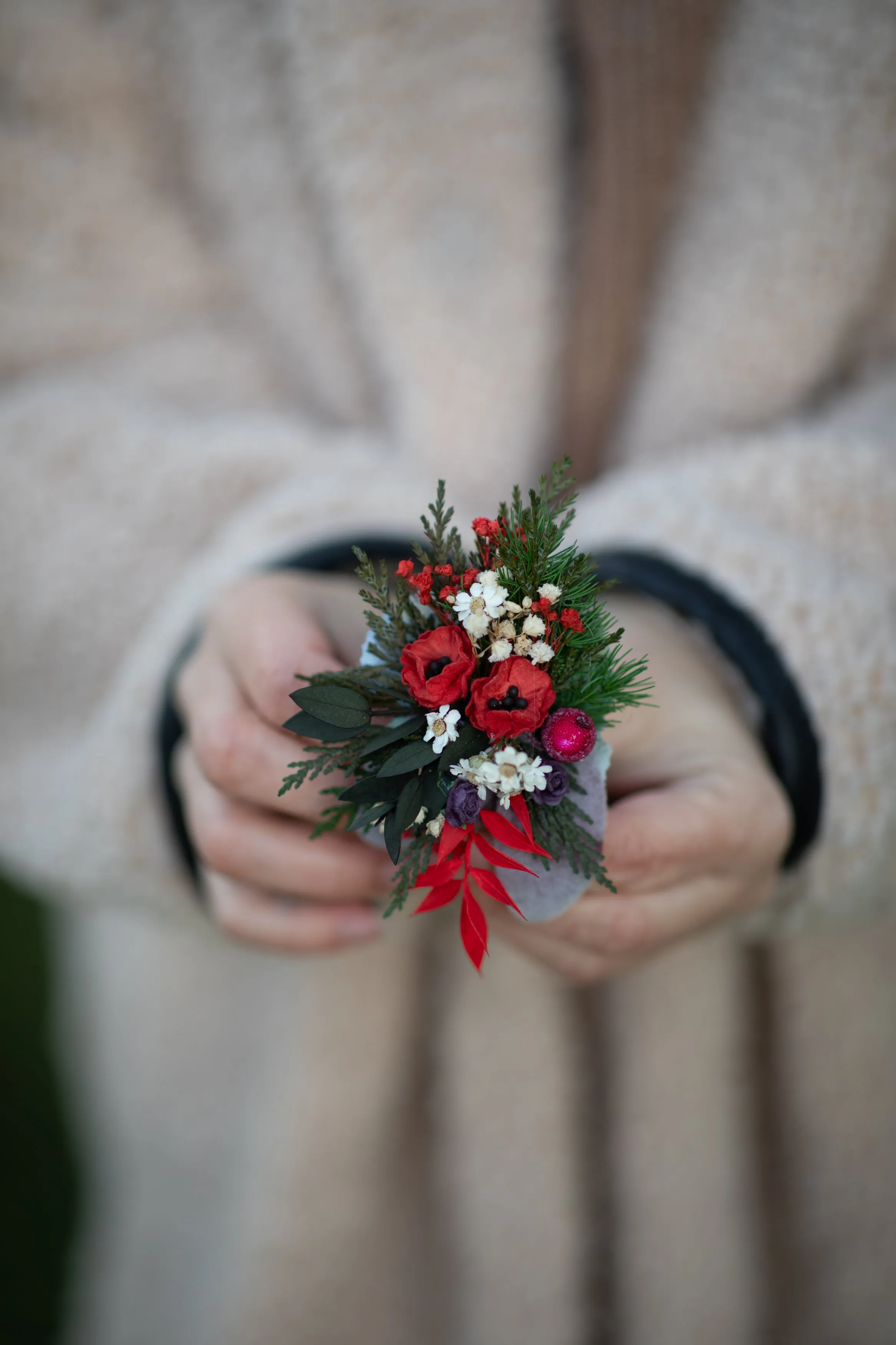 Christmas flower brooch Winter brooch with berries and poppy flowers Wedding brooch for coat Magaela Customisable brooch Woodland