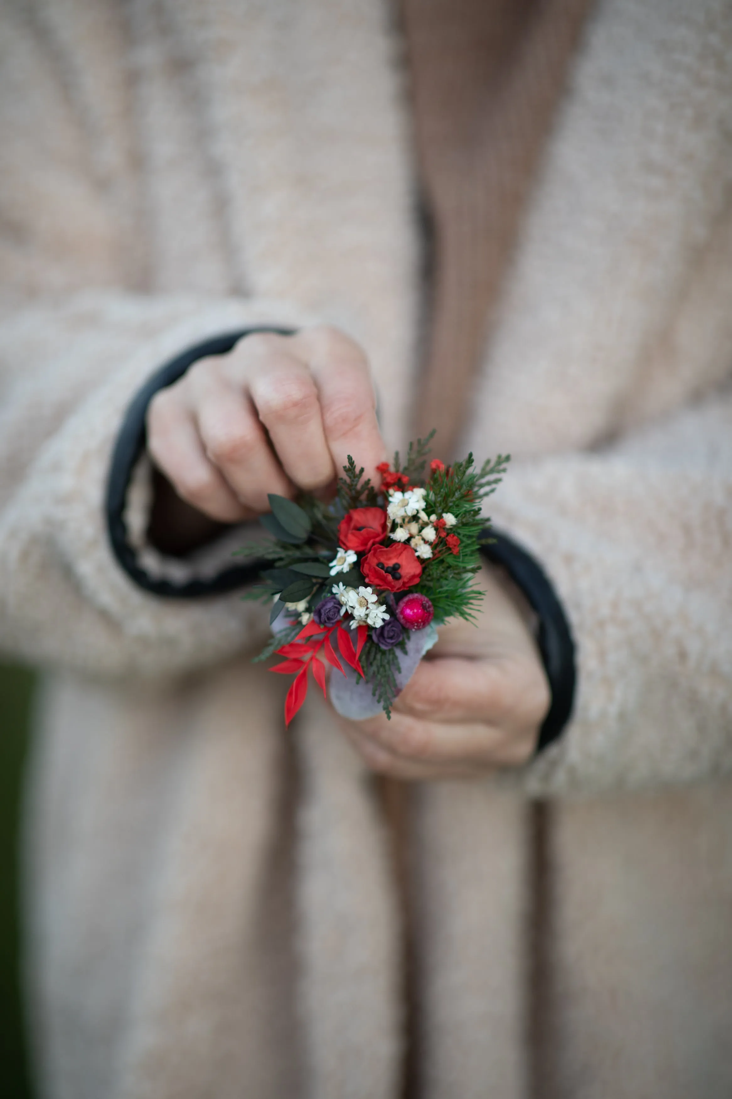Christmas flower brooch Winter brooch with berries and poppy flowers Wedding brooch for coat Magaela Customisable brooch Woodland