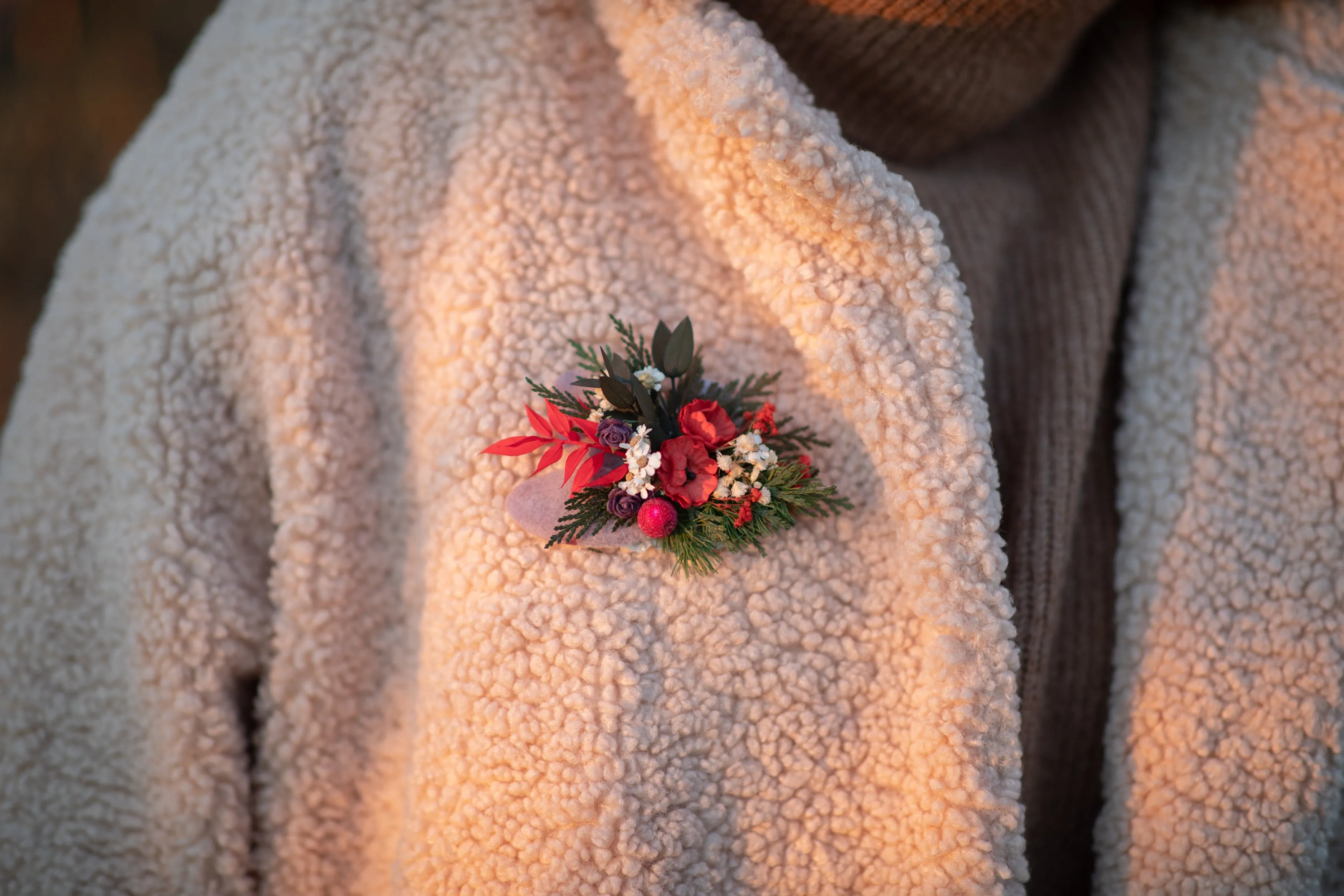 Christmas flower brooch Winter brooch with berries and poppy flowers Wedding brooch for coat Magaela Customisable brooch Woodland