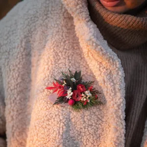 Christmas flower brooch Winter brooch with berries and poppy flowers Wedding brooch for coat Magaela Customisable brooch Woodland