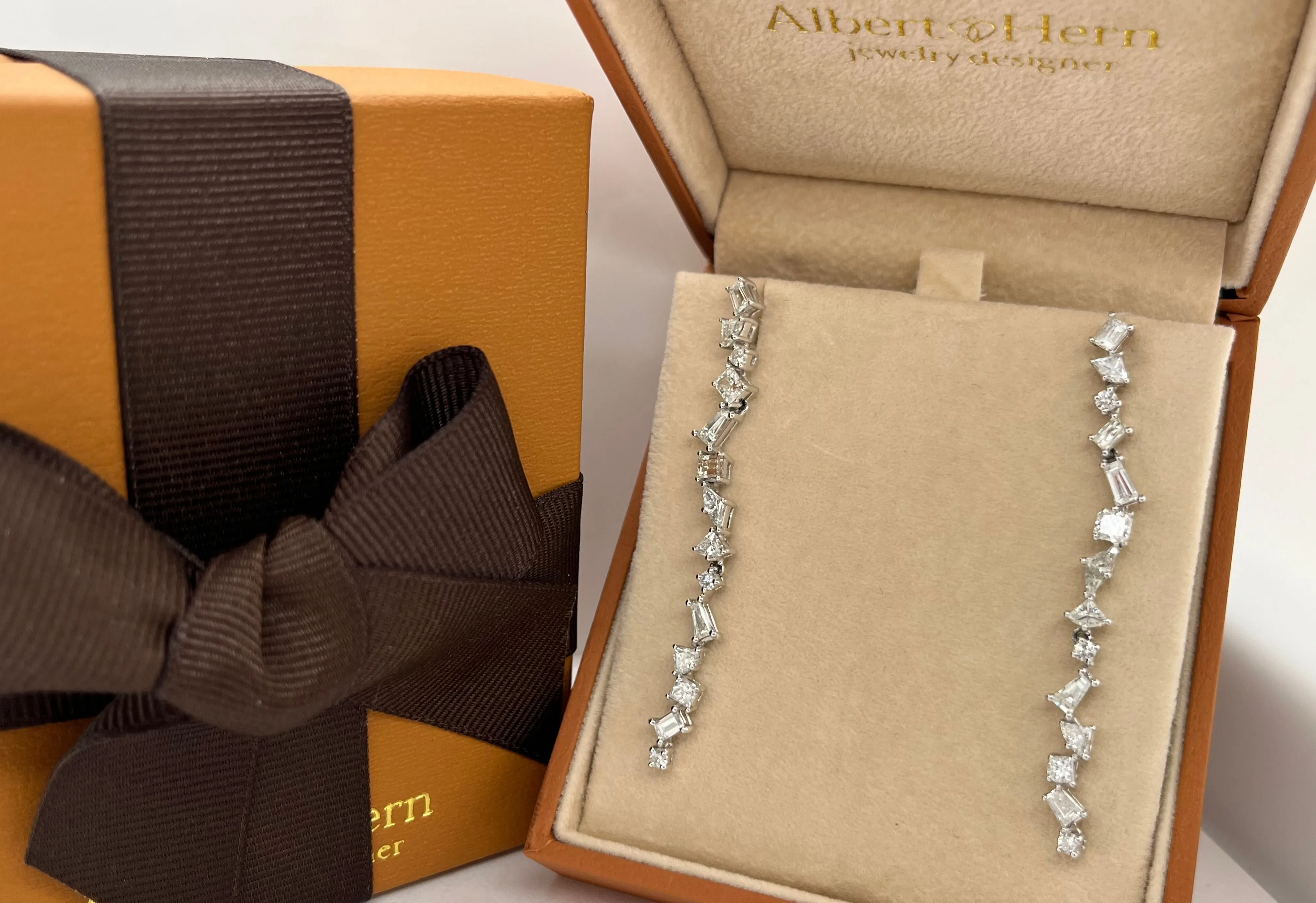 Earrings 18kt White Gold and 3.15 carats of Mixed-Cut Inline Diamond