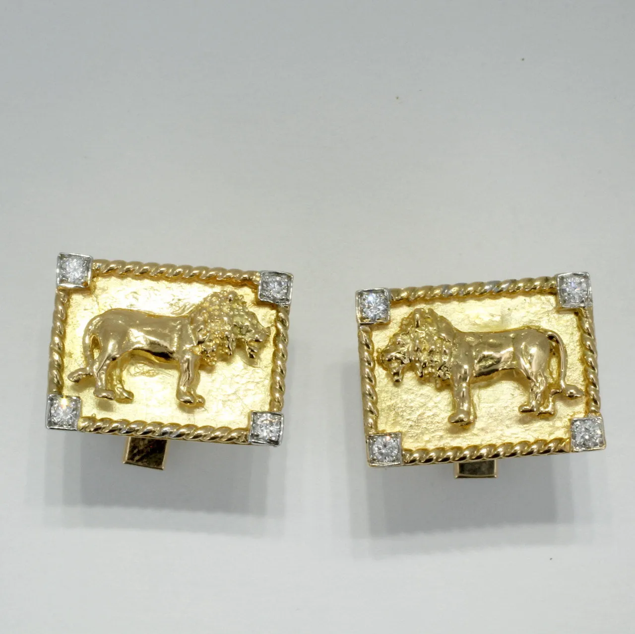 Mans 18kt Gold Lion Body Cuff Links with Diamond Corners
