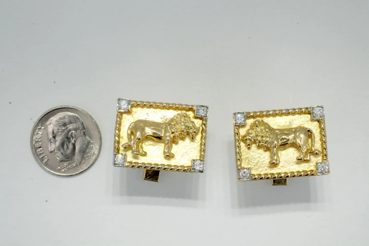 Mans 18kt Gold Lion Body Cuff Links with Diamond Corners
