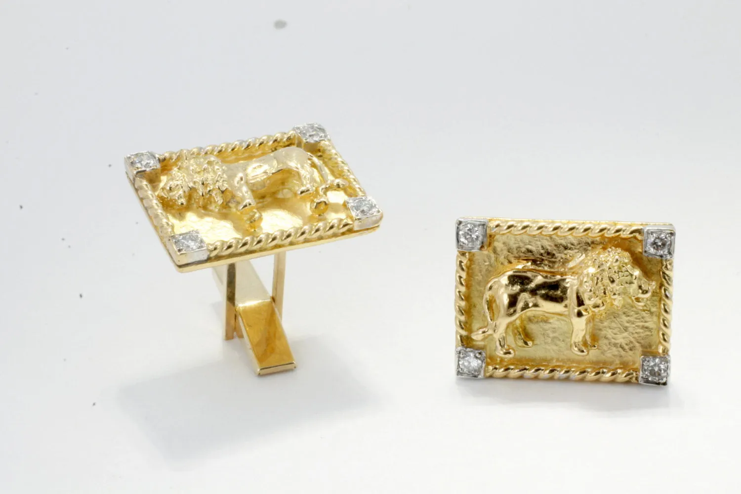 Mans 18kt Gold Lion Body Cuff Links with Diamond Corners