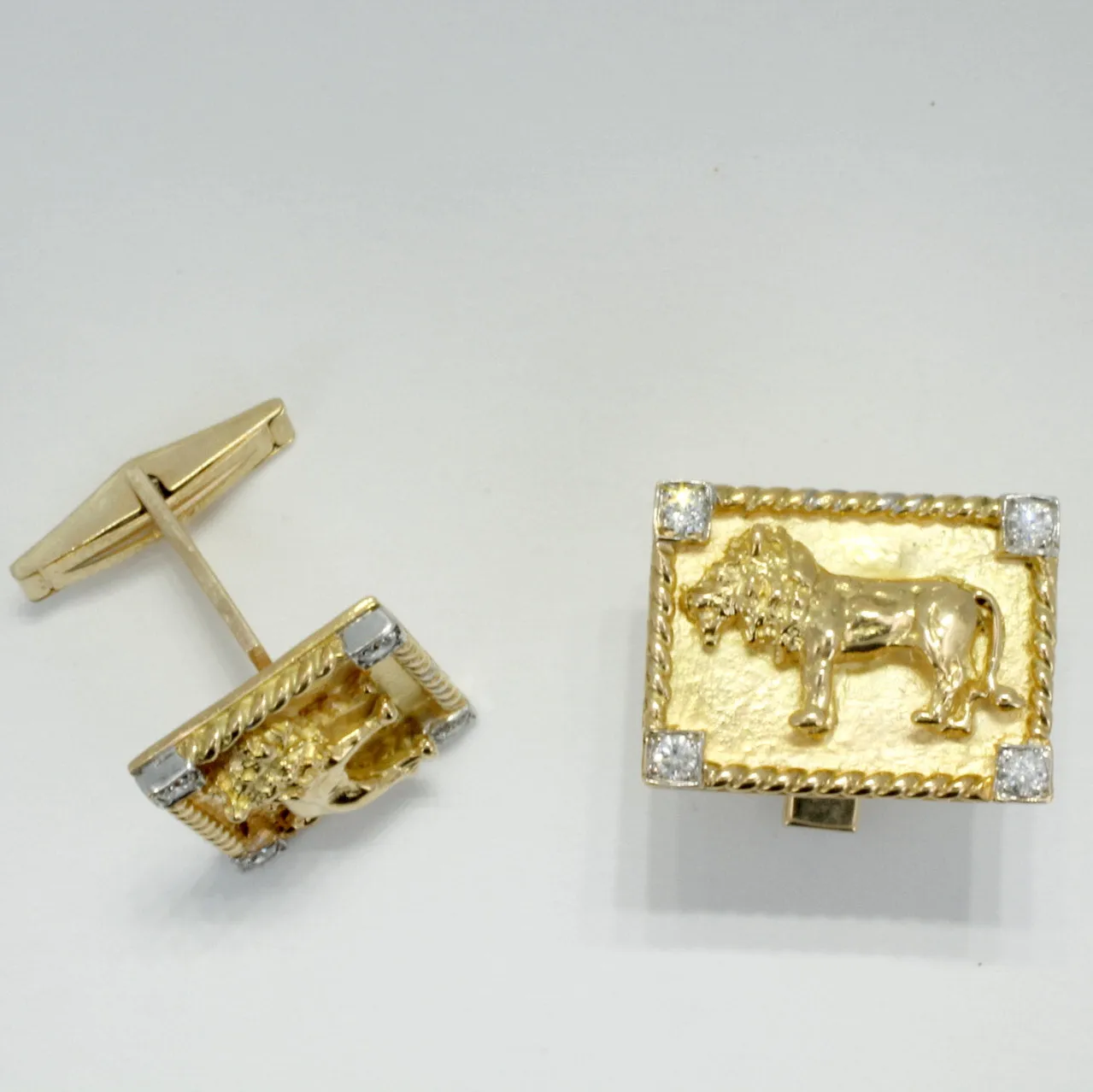 Mans 18kt Gold Lion Body Cuff Links with Diamond Corners