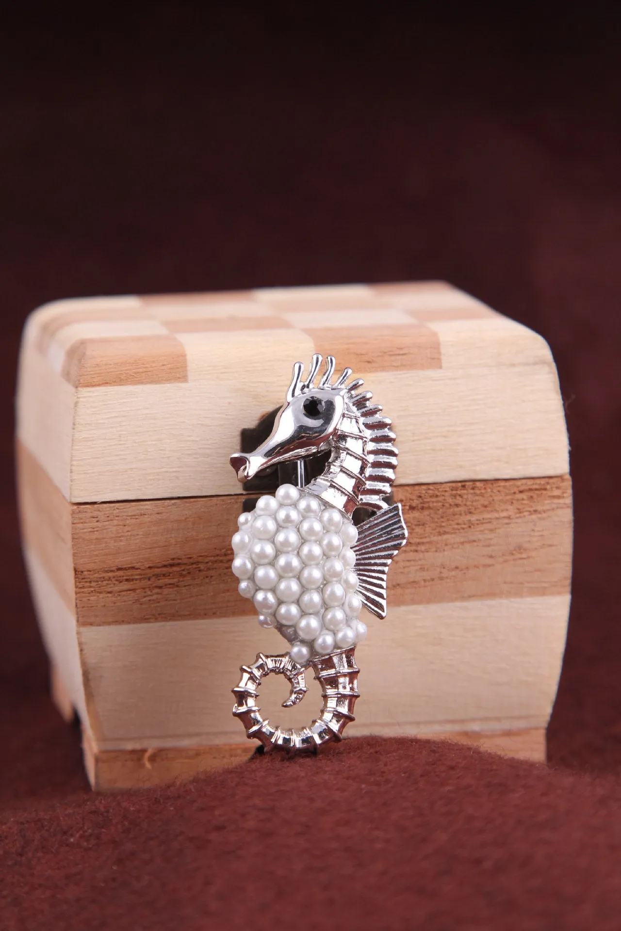 SB371 - Korean pearl seahorse brooch