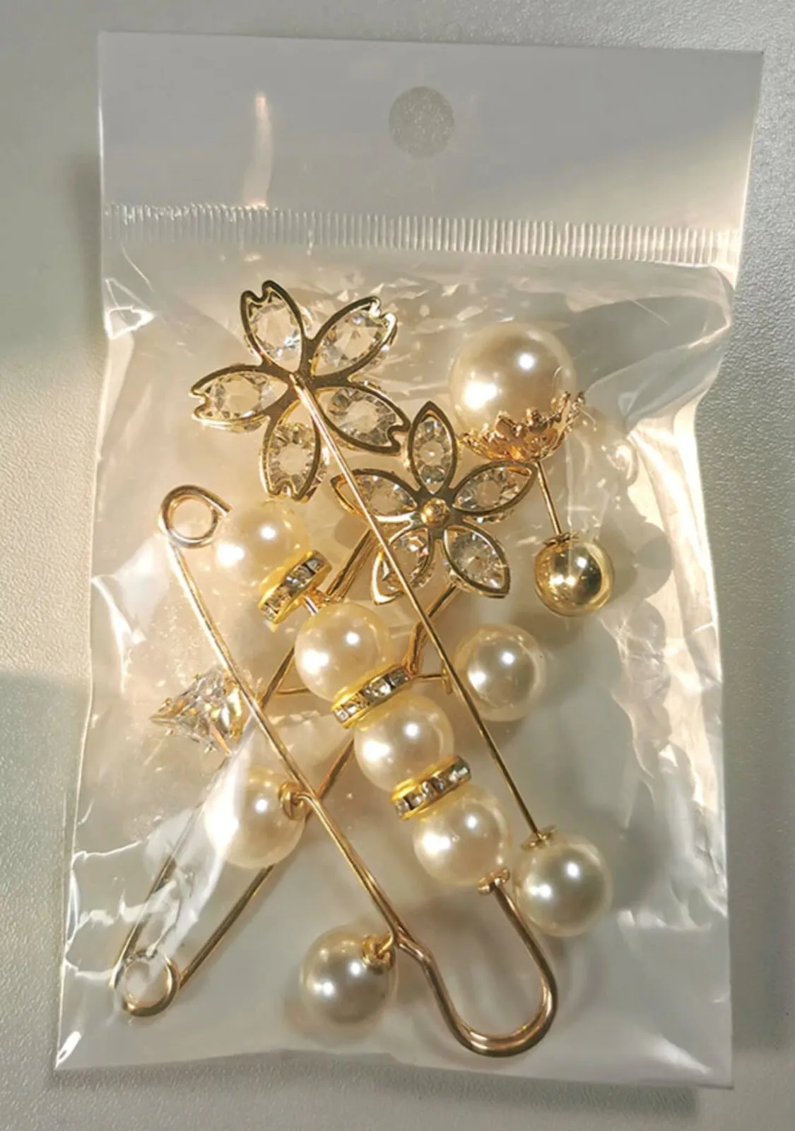 Six piece brooch set vintage look design queen broach gold plated pin new ggg104
