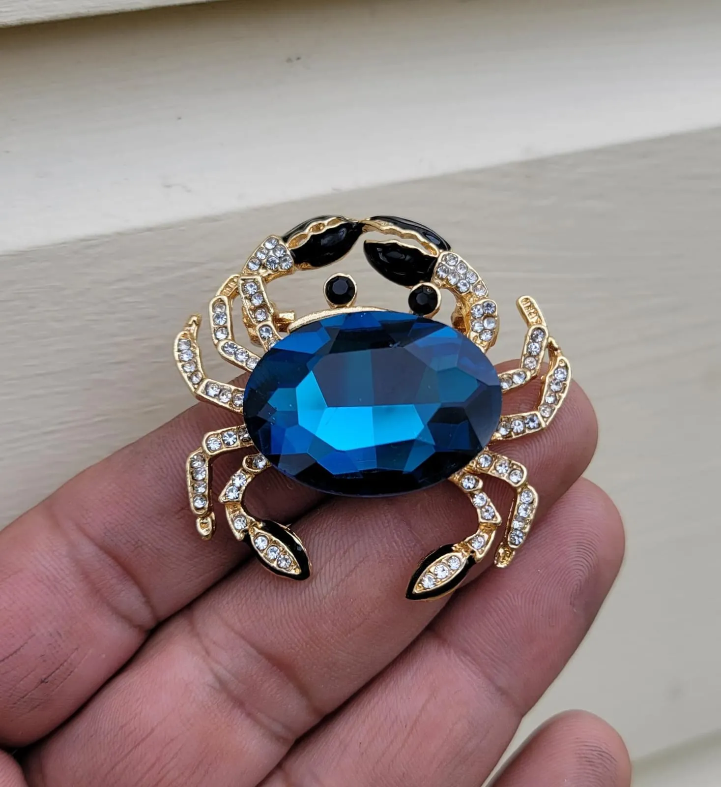 Stunning Vintage Look Gold Plated Blue CRAB Designer Brooch Broach Cake Pin B54