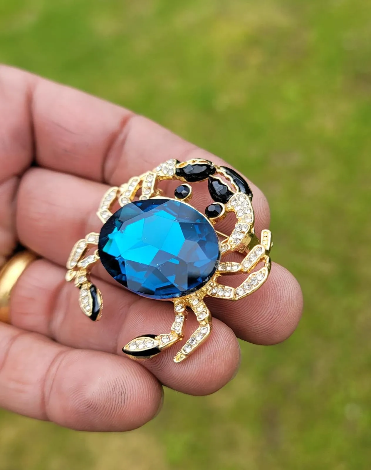 Stunning Vintage Look Gold Plated Blue CRAB Designer Brooch Broach Cake Pin B54