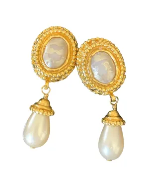 Vintage CHANEL oval shape and teardrop pearl dangle earrings with golden frames. Classic jewelry. 050113an2