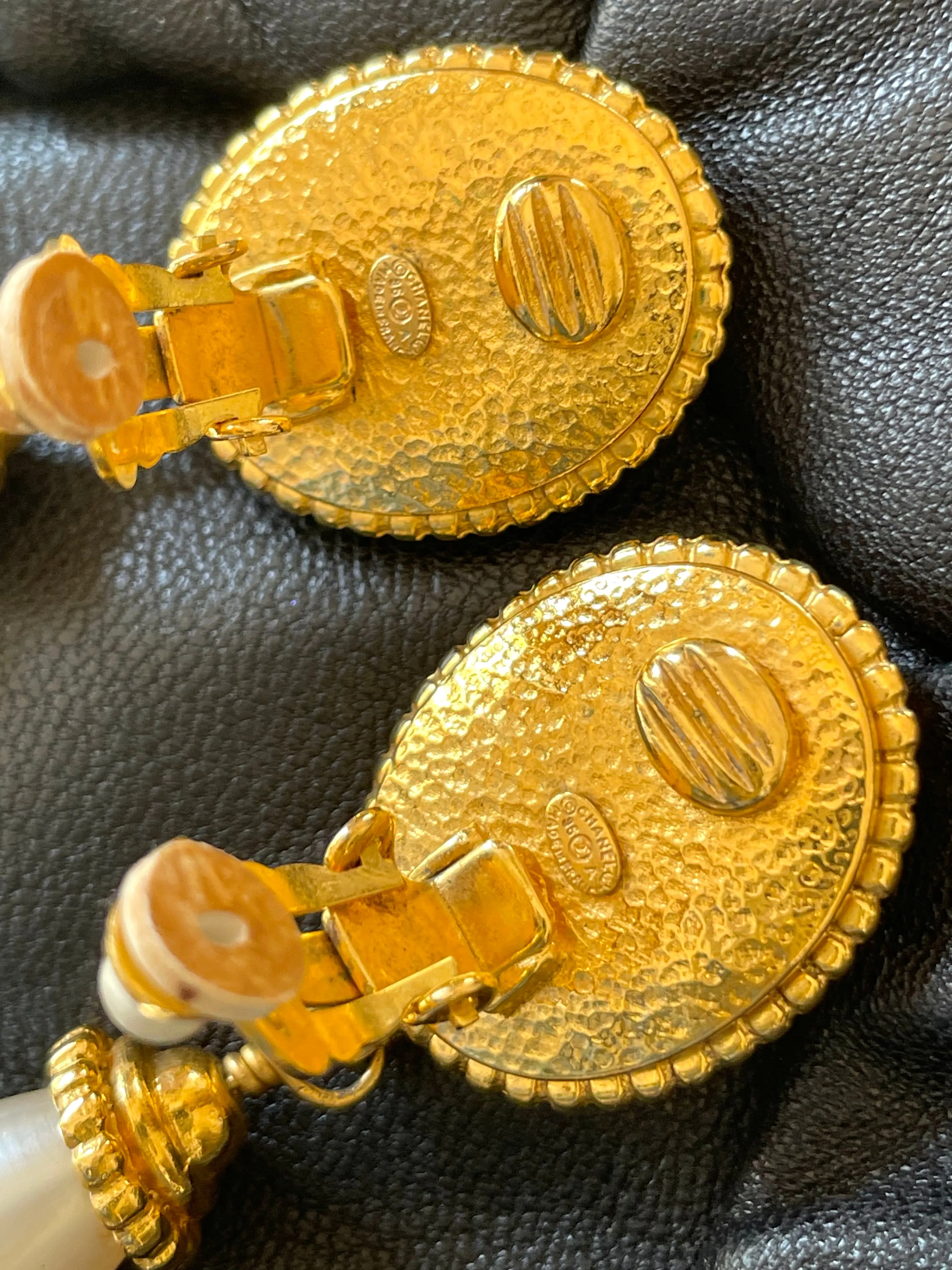 Vintage CHANEL oval shape and teardrop pearl dangle earrings with golden frames. Classic jewelry. 050113an2